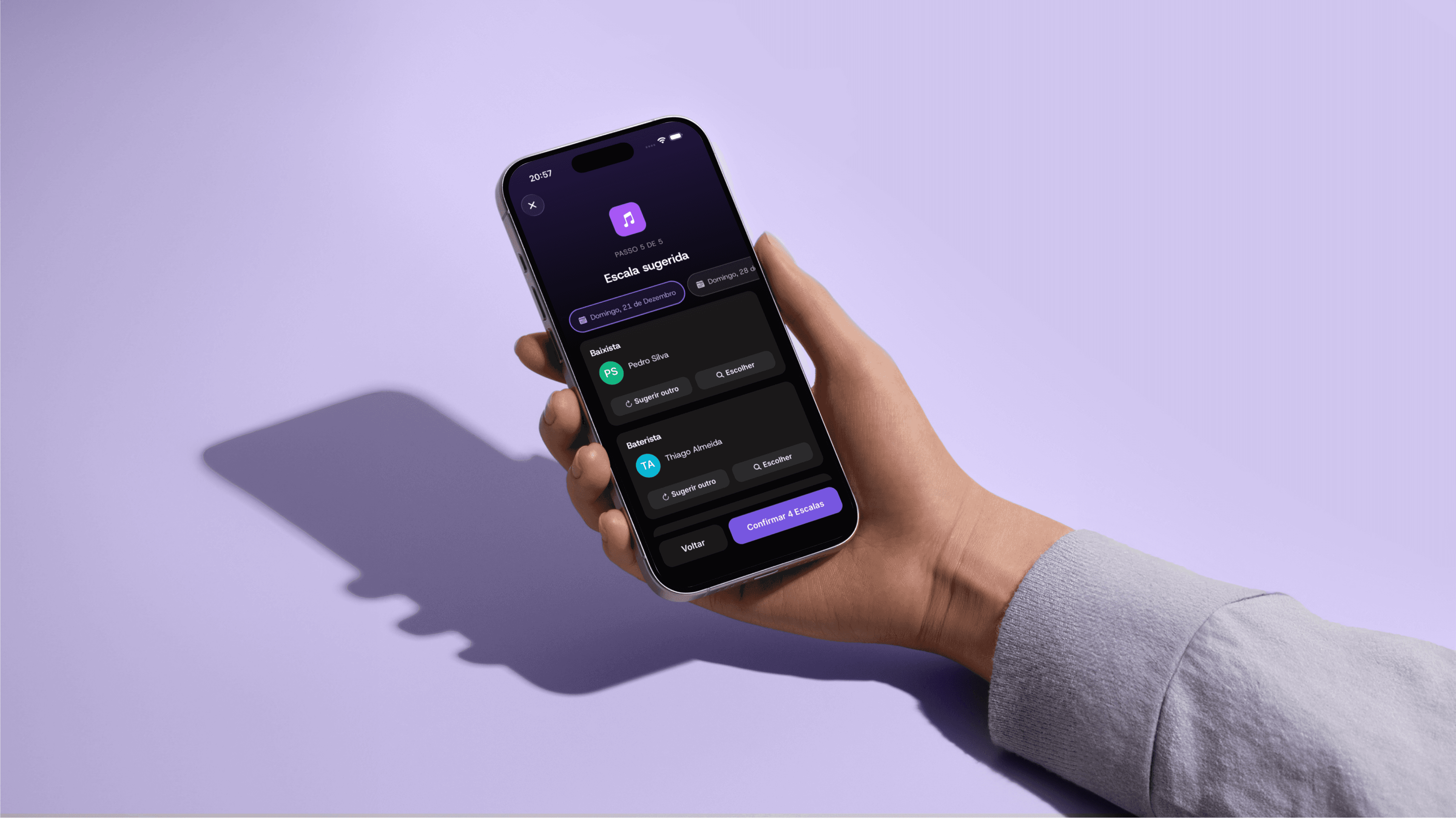 Mão segurando celular com a escala sugerida pelo app